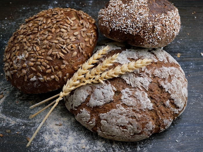 Boulanger artisan préparant ses pains
