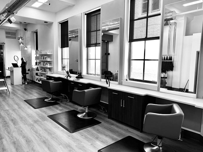 Coiffeuse professionnelle dans un salon de coiffure