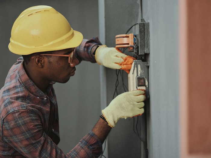 Électricien professionnel intervenant sur une installation